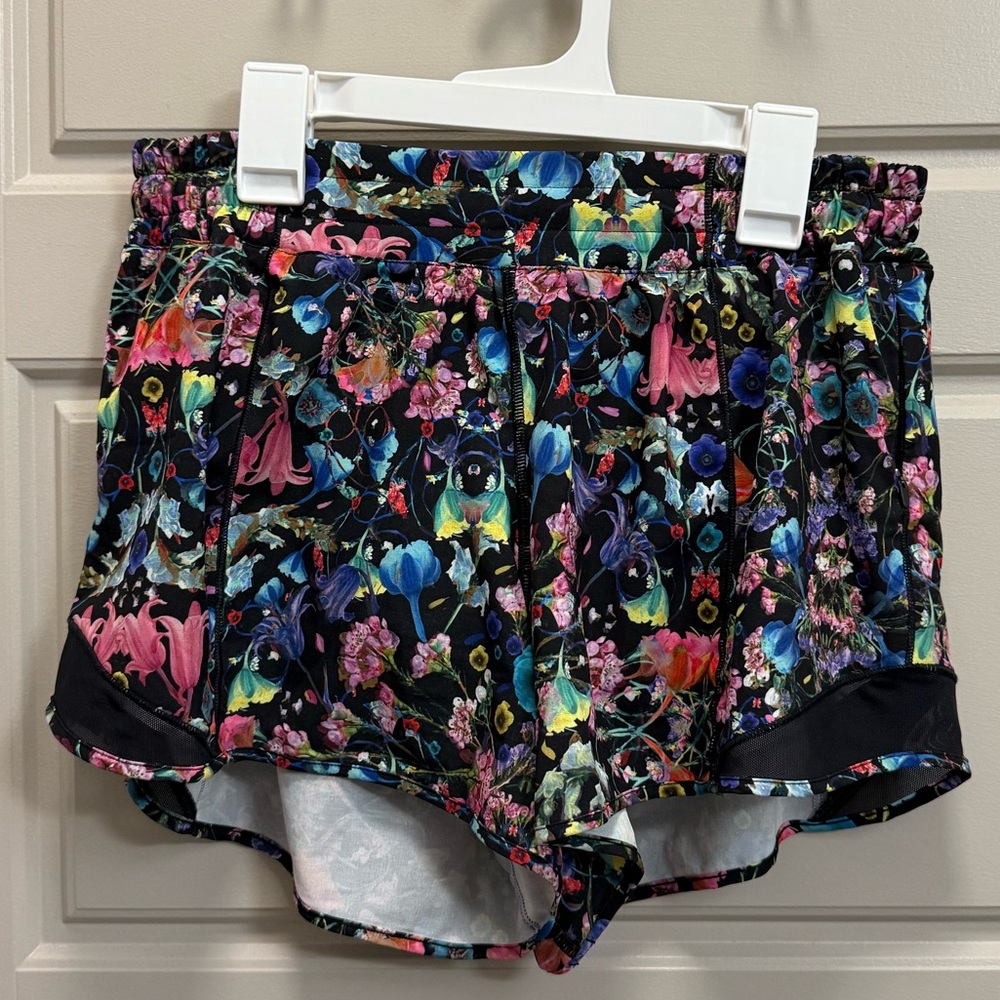 lululemon hotty hot low rise lined shorts 4”